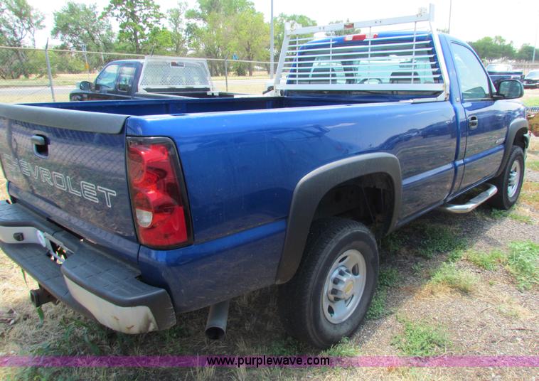 image for item D5319 2004 Chevrolet Silverado 2500 HD pickup truck
