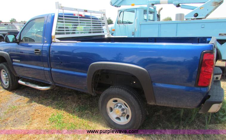 image for item D5319 2004 Chevrolet Silverado 2500 HD pickup truck