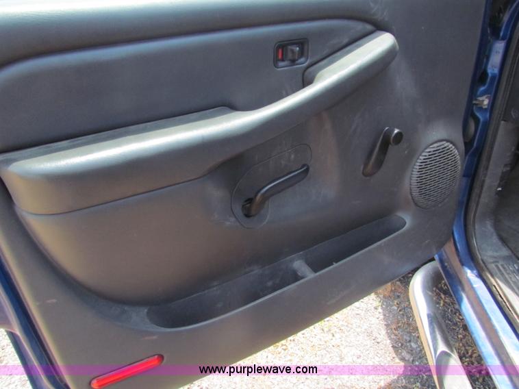 image for item D5319 2004 Chevrolet Silverado 2500 HD pickup truck