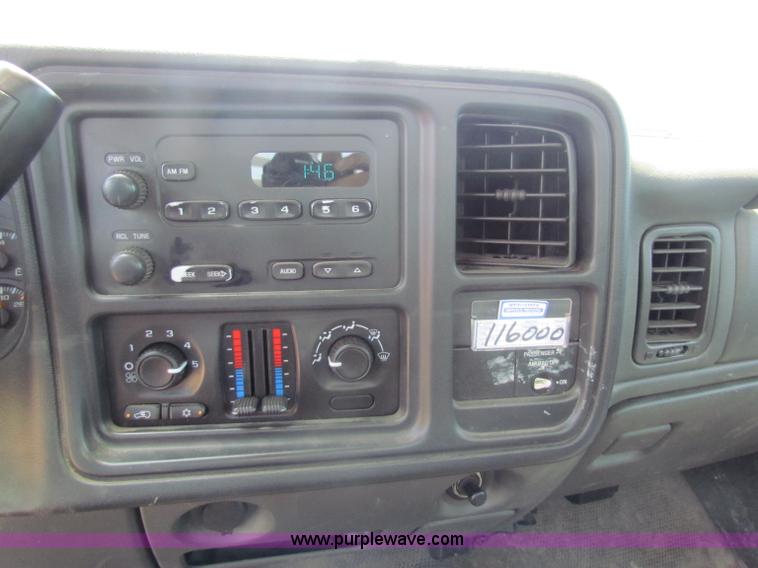 image for item D5319 2004 Chevrolet Silverado 2500 HD pickup truck