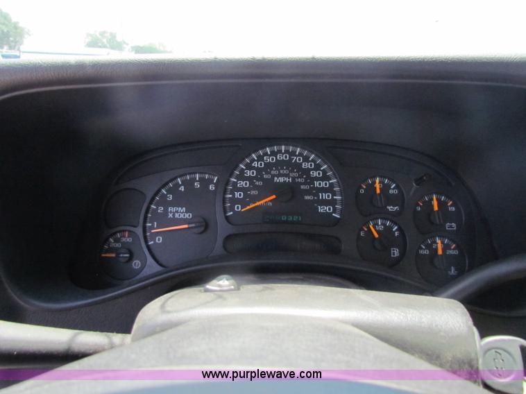 image for item D5319 2004 Chevrolet Silverado 2500 HD pickup truck