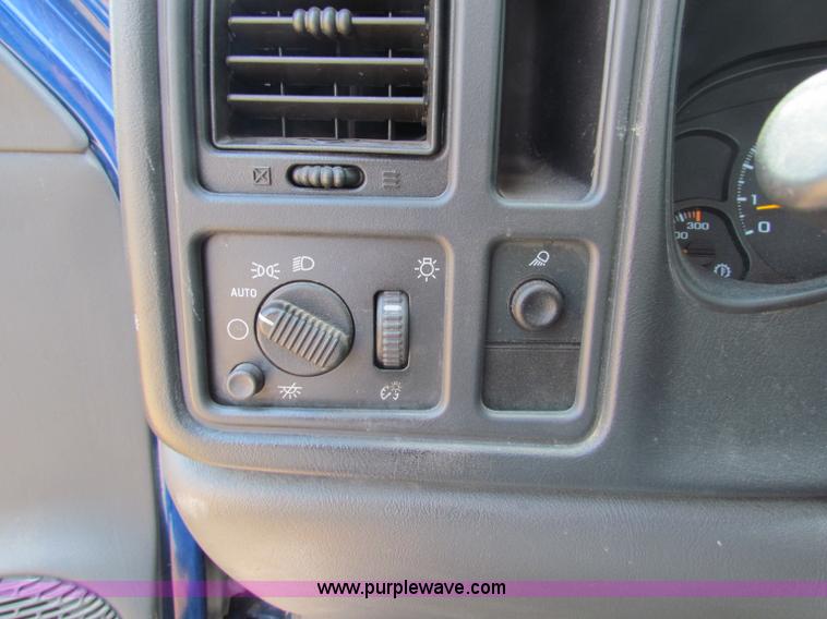 image for item D5319 2004 Chevrolet Silverado 2500 HD pickup truck