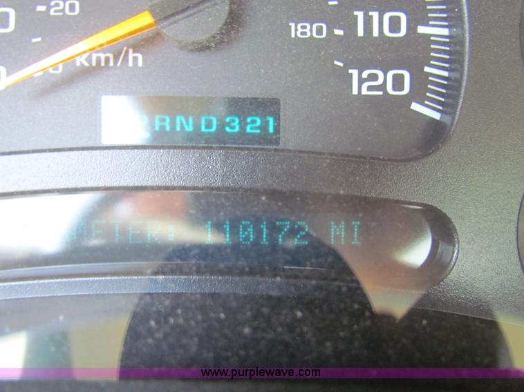 image for item D5319 2004 Chevrolet Silverado 2500 HD pickup truck