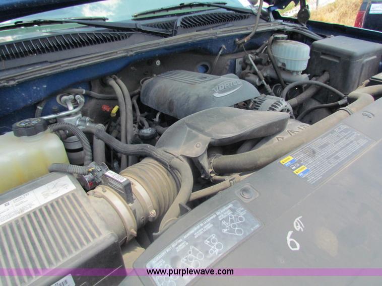 image for item D5319 2004 Chevrolet Silverado 2500 HD pickup truck