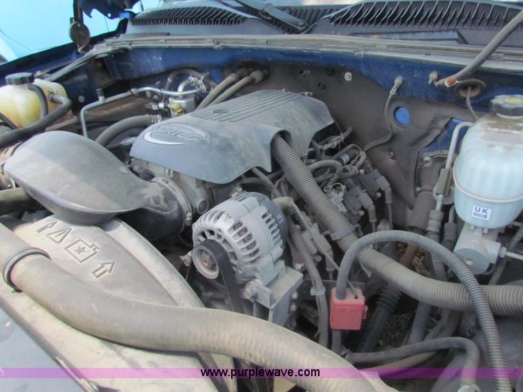 image for item D5319 2004 Chevrolet Silverado 2500 HD pickup truck