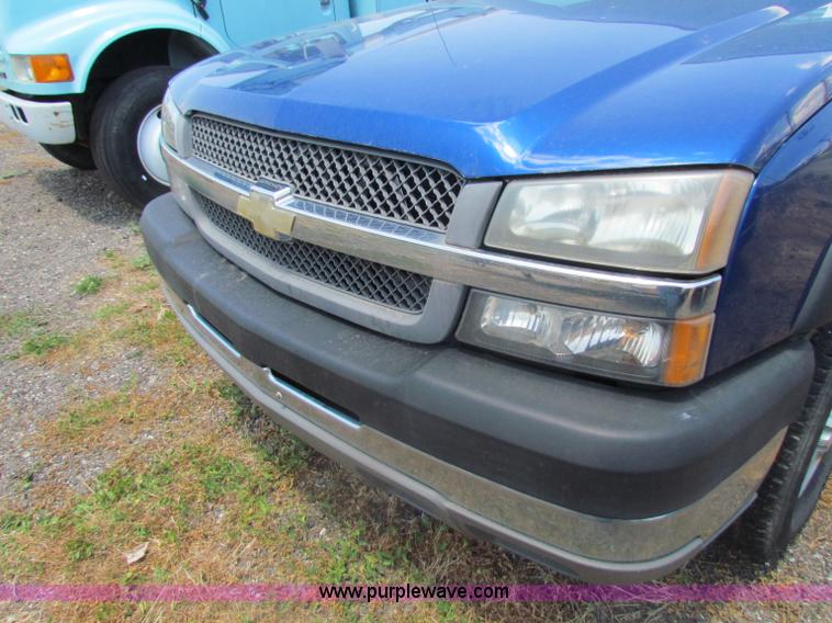 image for item D5319 2004 Chevrolet Silverado 2500 HD pickup truck