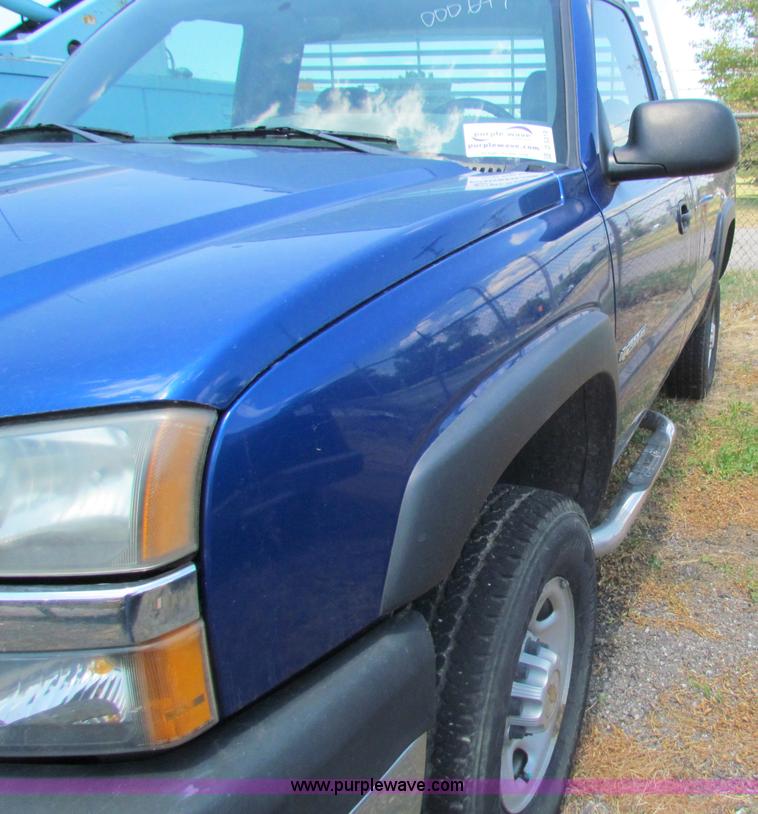 image for item D5319 2004 Chevrolet Silverado 2500 HD pickup truck