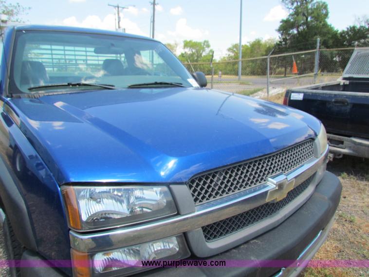 image for item D5319 2004 Chevrolet Silverado 2500 HD pickup truck
