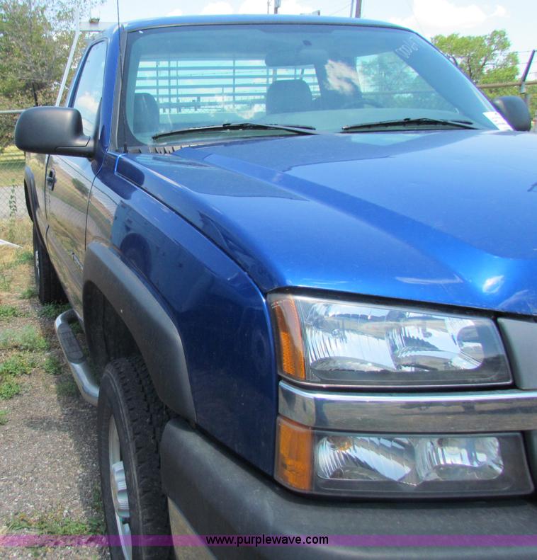 image for item D5319 2004 Chevrolet Silverado 2500 HD pickup truck