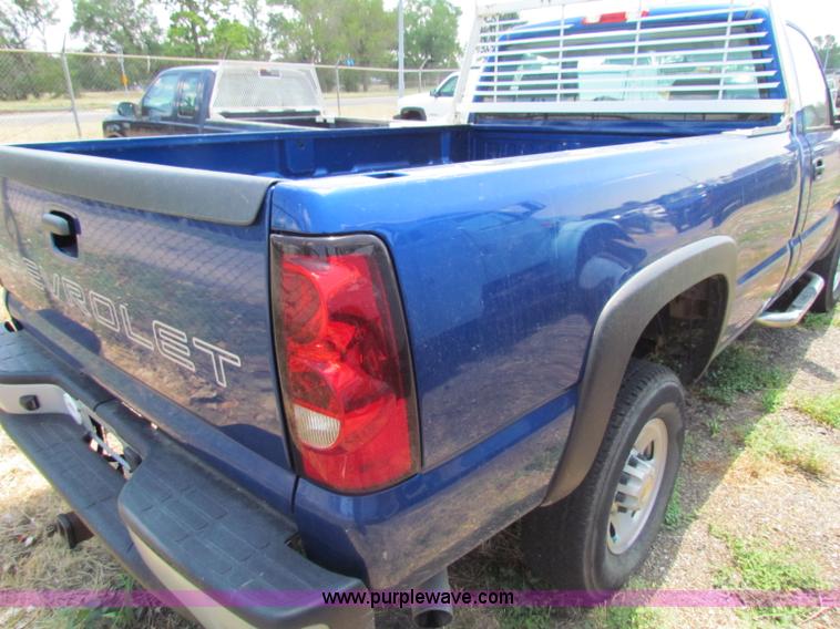 image for item D5319 2004 Chevrolet Silverado 2500 HD pickup truck