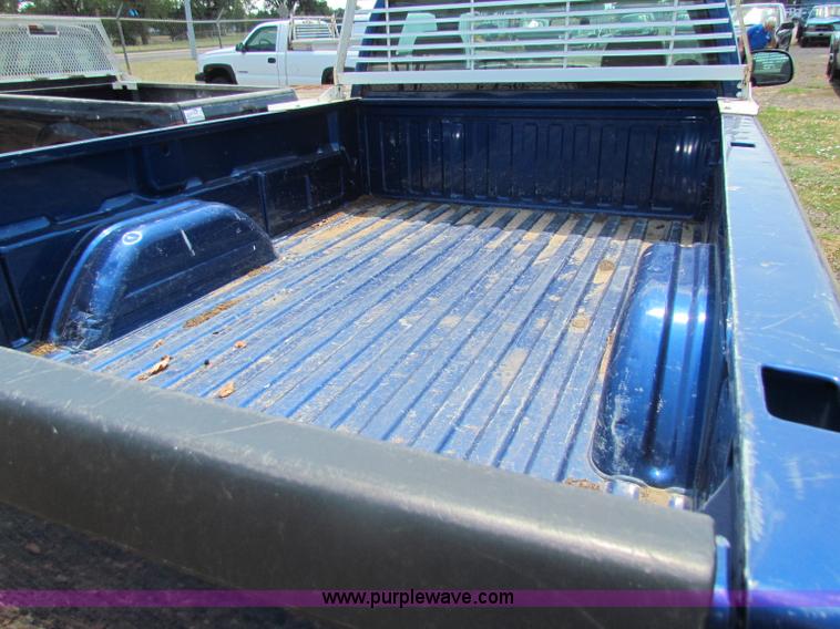 image for item D5319 2004 Chevrolet Silverado 2500 HD pickup truck