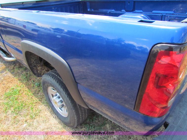 image for item D5319 2004 Chevrolet Silverado 2500 HD pickup truck