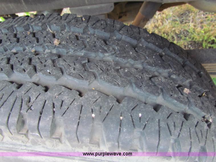 image for item D5319 2004 Chevrolet Silverado 2500 HD pickup truck