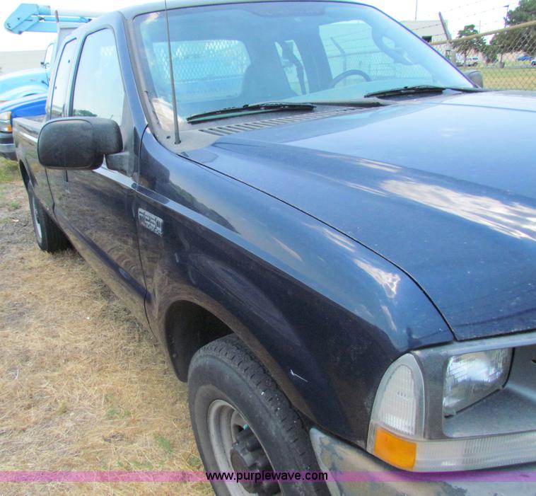 image for item D5320 2003 Ford F250 XL Super Duty SuperCab pickup truck