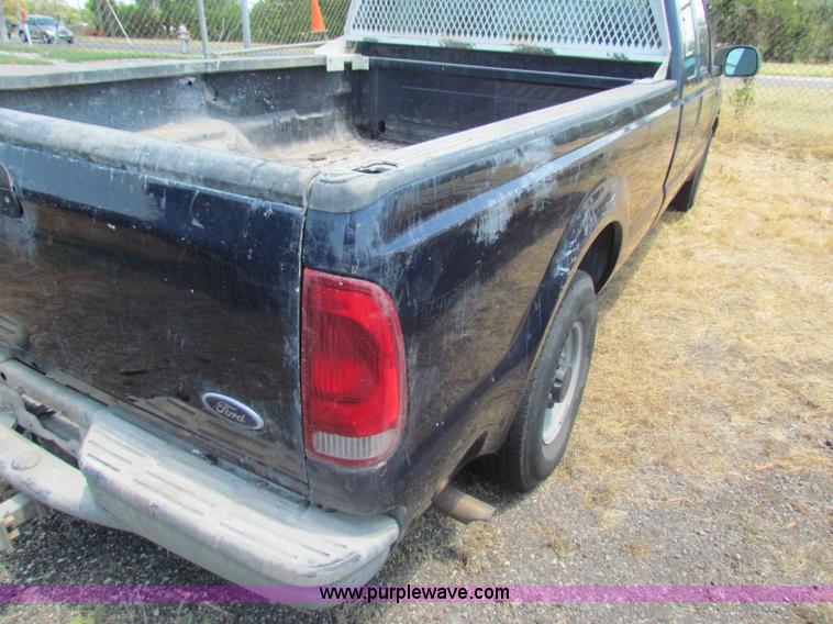 image for item D5320 2003 Ford F250 XL Super Duty SuperCab pickup truck