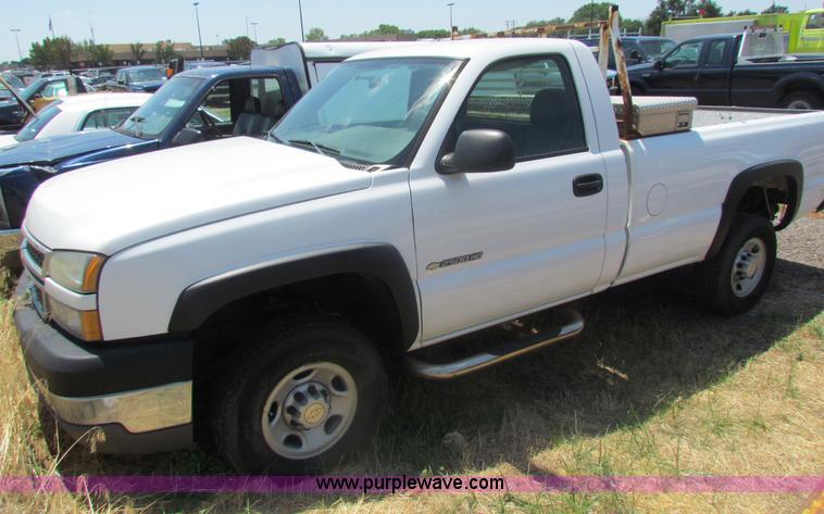 image for item D5322 2005 Chevrolet Silverado 2500 HD pickup truck