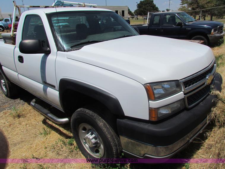 image for item D5322 2005 Chevrolet Silverado 2500 HD pickup truck