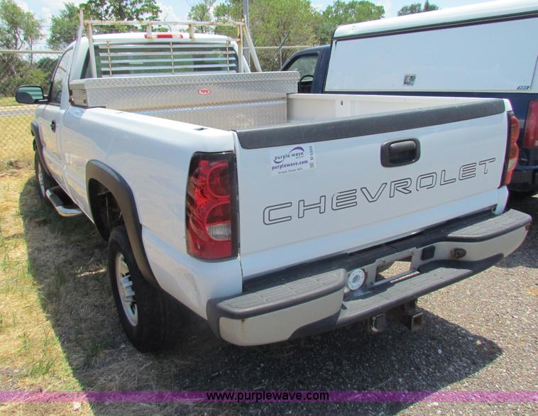 image for item D5322 2005 Chevrolet Silverado 2500 HD pickup truck