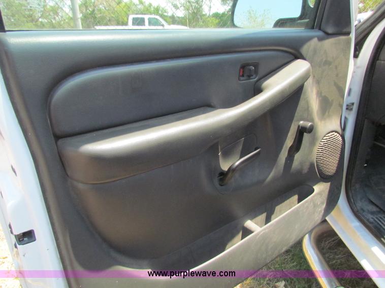 image for item D5322 2005 Chevrolet Silverado 2500 HD pickup truck