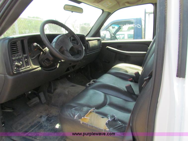 image for item D5322 2005 Chevrolet Silverado 2500 HD pickup truck