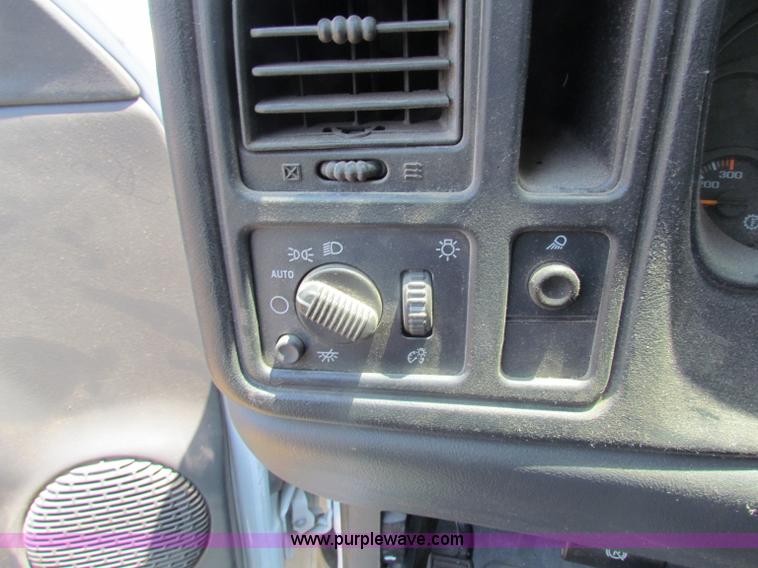 image for item D5322 2005 Chevrolet Silverado 2500 HD pickup truck