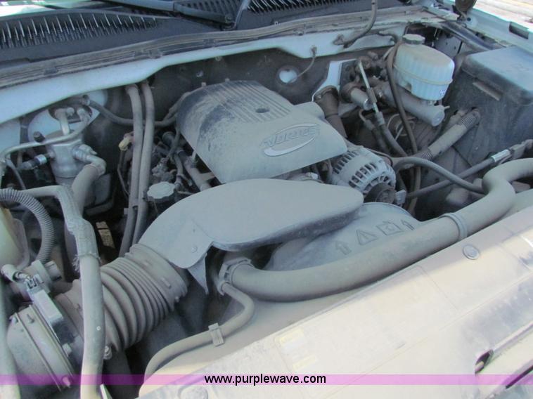 image for item D5322 2005 Chevrolet Silverado 2500 HD pickup truck