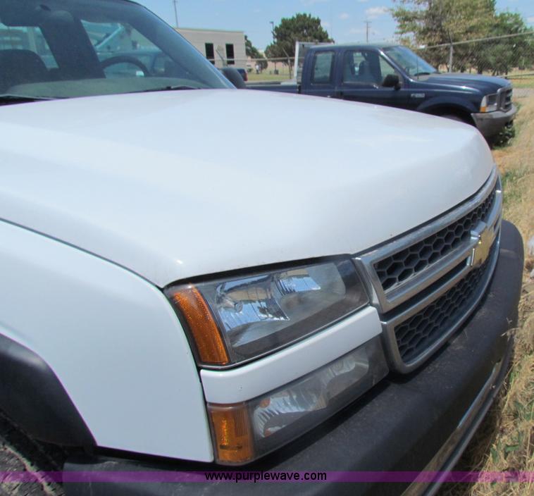 image for item D5322 2005 Chevrolet Silverado 2500 HD pickup truck