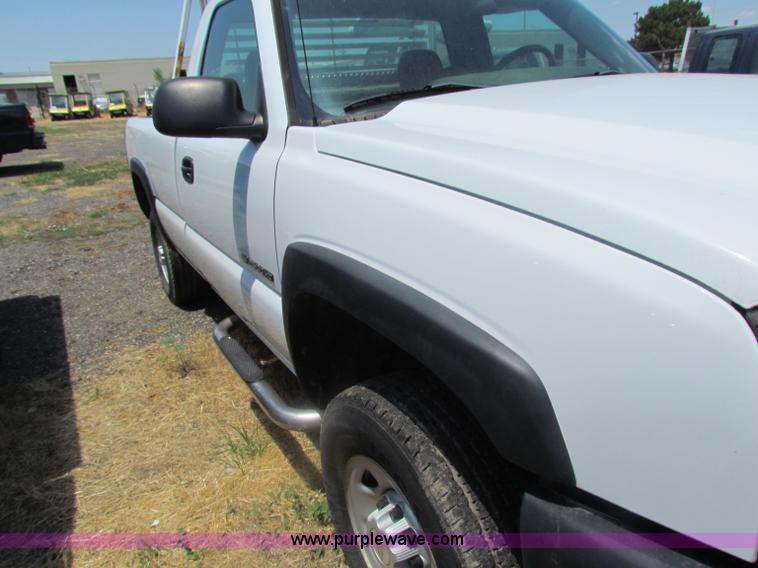 image for item D5322 2005 Chevrolet Silverado 2500 HD pickup truck
