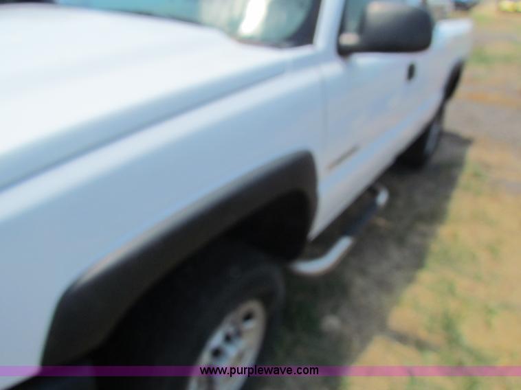 image for item D5322 2005 Chevrolet Silverado 2500 HD pickup truck