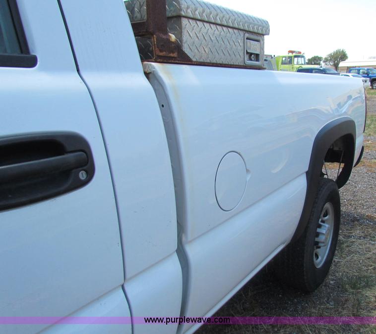 image for item D5322 2005 Chevrolet Silverado 2500 HD pickup truck