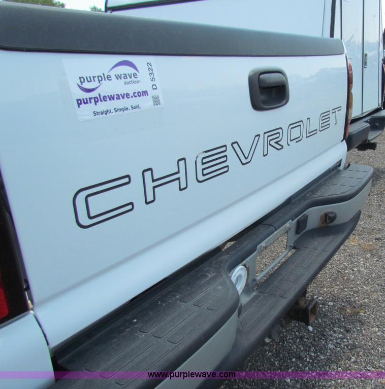 image for item D5322 2005 Chevrolet Silverado 2500 HD pickup truck