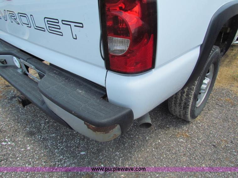 image for item D5322 2005 Chevrolet Silverado 2500 HD pickup truck