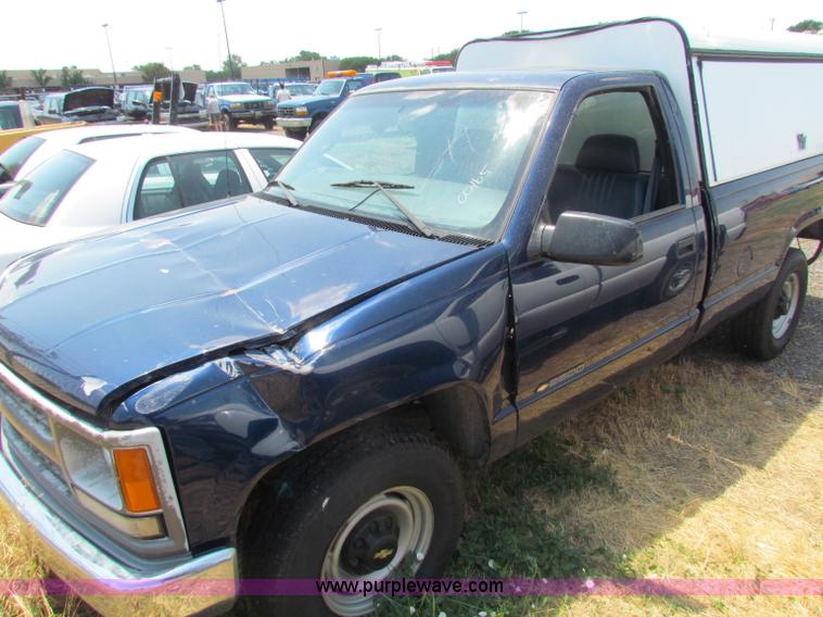 image for item D5323 2000 Chevrolet 2500 LS pickup truck