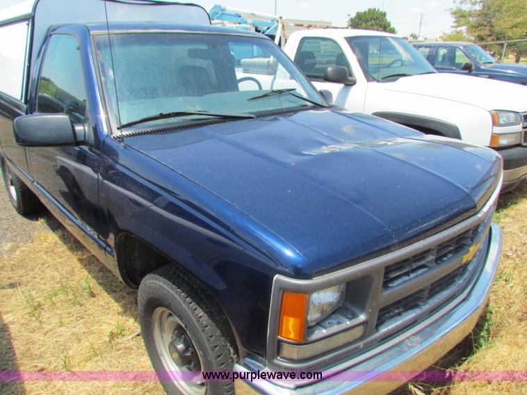 image for item D5323 2000 Chevrolet 2500 LS pickup truck