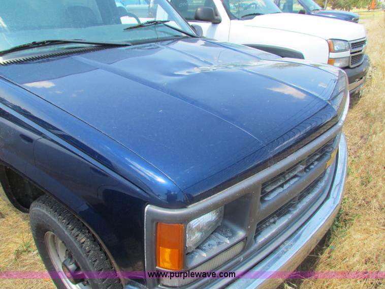 image for item D5323 2000 Chevrolet 2500 LS pickup truck