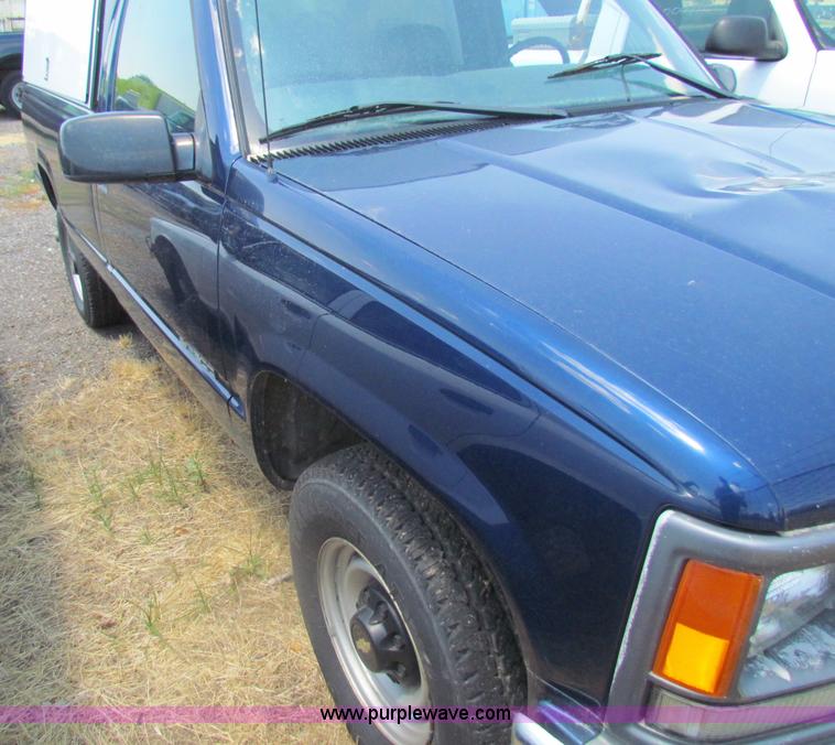 image for item D5323 2000 Chevrolet 2500 LS pickup truck