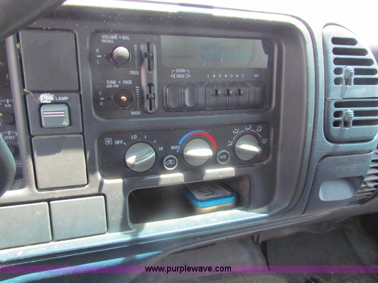 image for item D5323 2000 Chevrolet 2500 LS pickup truck