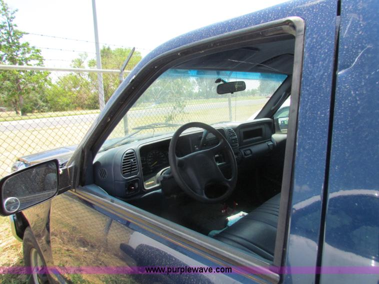 image for item D5323 2000 Chevrolet 2500 LS pickup truck