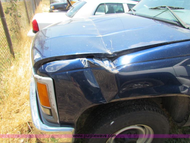 image for item D5323 2000 Chevrolet 2500 LS pickup truck