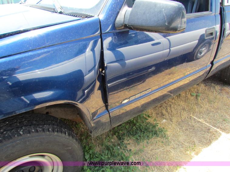 image for item D5323 2000 Chevrolet 2500 LS pickup truck