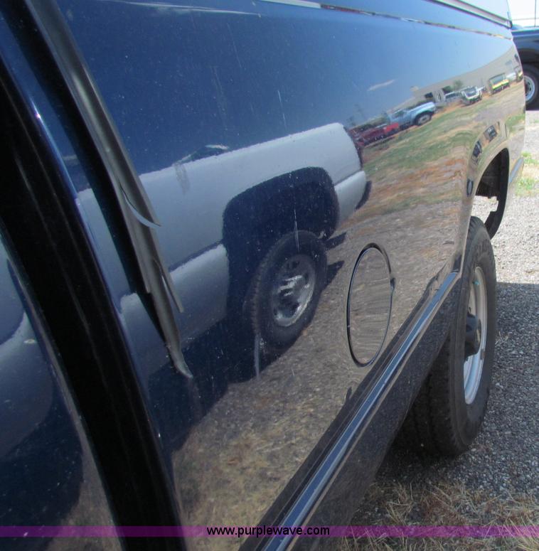 image for item D5323 2000 Chevrolet 2500 LS pickup truck