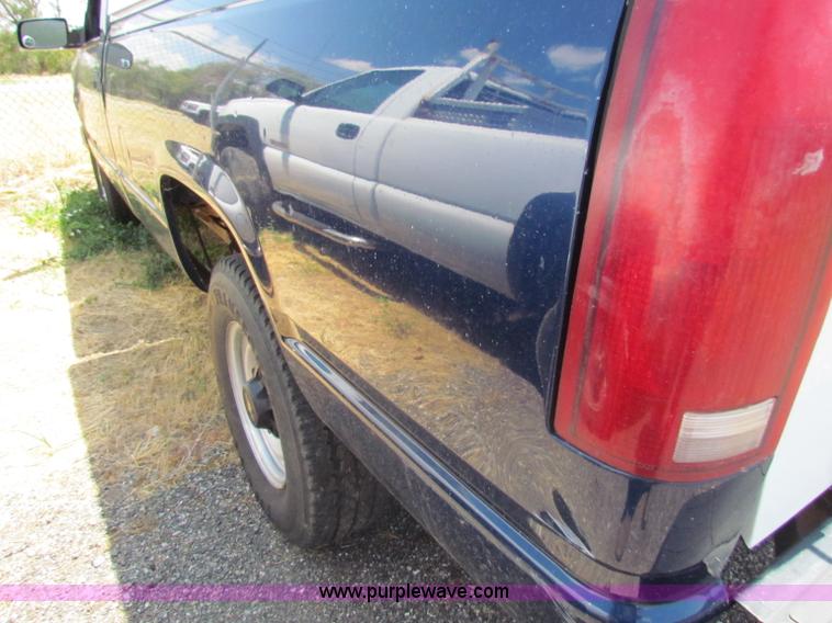 image for item D5323 2000 Chevrolet 2500 LS pickup truck