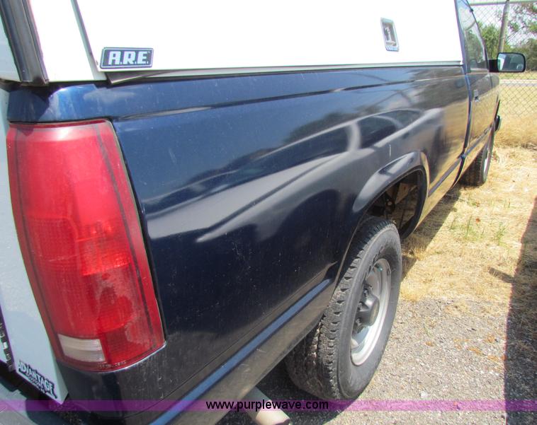 image for item D5323 2000 Chevrolet 2500 LS pickup truck