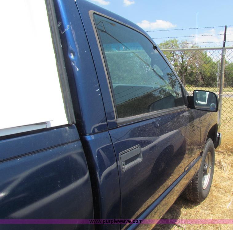 image for item D5323 2000 Chevrolet 2500 LS pickup truck