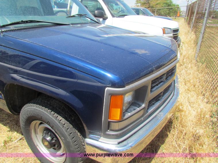 image for item D5323 2000 Chevrolet 2500 LS pickup truck