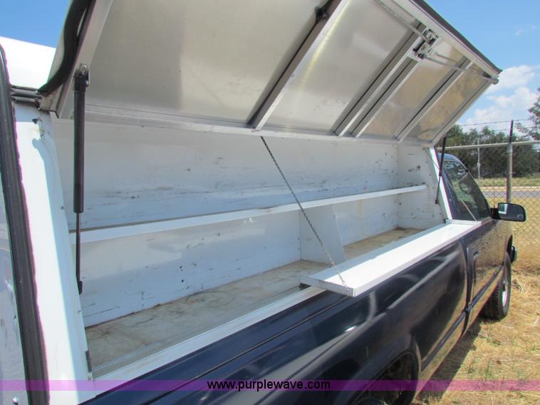 image for item D5323 2000 Chevrolet 2500 LS pickup truck