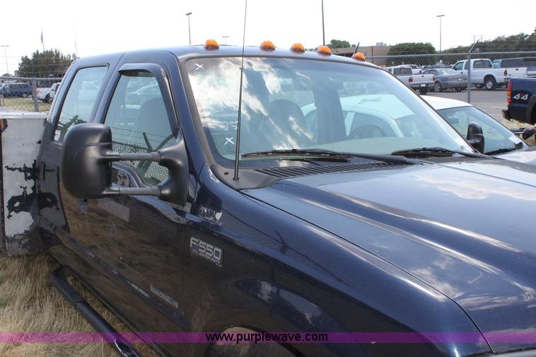 image for item D5329 2001 Ford F550 XL utility pickup truck