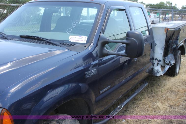 image for item D5329 2001 Ford F550 XL utility pickup truck