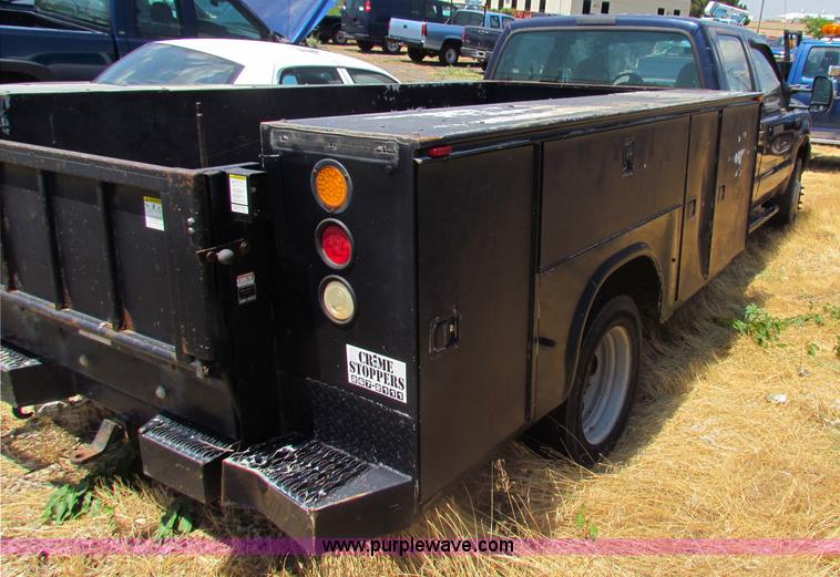 image for item D5329 2001 Ford F550 XL utility pickup truck