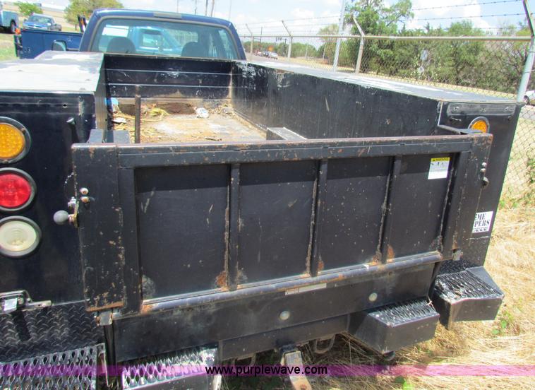 image for item D5329 2001 Ford F550 XL utility pickup truck